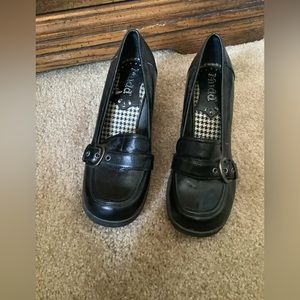 Mudd black buckle pumps